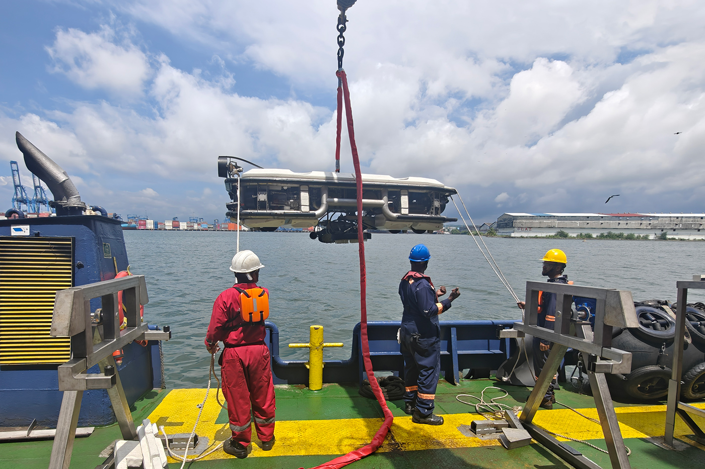 Talleres operators launching Trosvik’s MultiCleaner ROV in the Panama Canal.